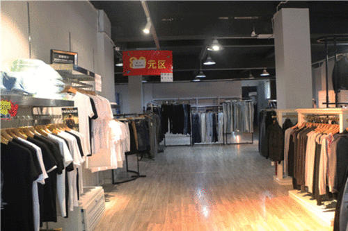 外套免費(fèi)送 樂山這家品牌服裝工廠店虧損大甩賣 全場10元起...搶瘋了